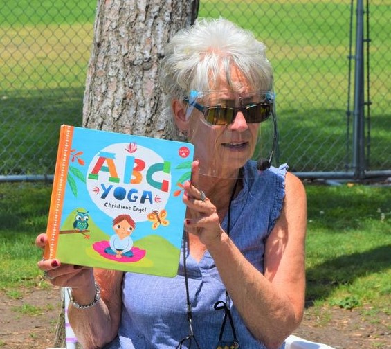 Leslee Milch read to students during the pandemic