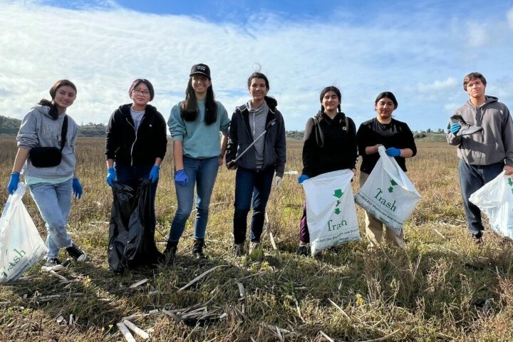 Volunteers for Inside the Outdoors cleanup event