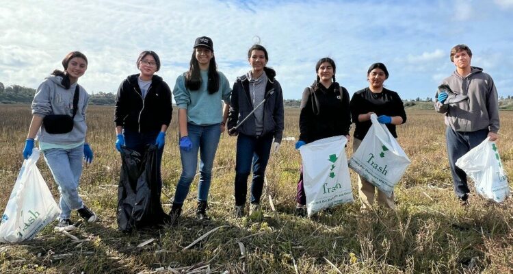 Volunteers for Inside the Outdoors cleanup event